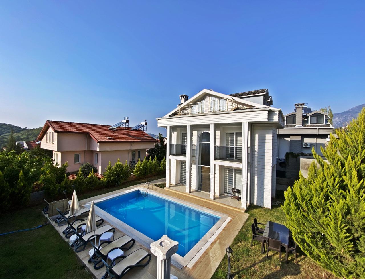 Fethiye Ölüdeniz'de Babadağ’ın eteklerinde Cihan Villa
