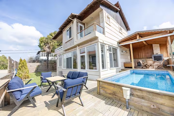 Büyükçekmece 10 Kişilik Teraslı Havuzlu Villa