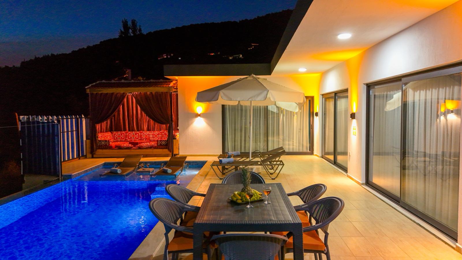 Kalkan Villa Karaardıç Deniz Manzaralı Şark Köşeli