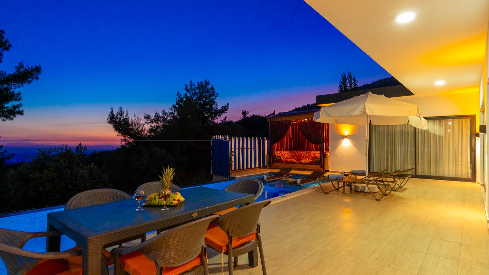Kalkan Villa Karaardıç Deniz Manzaralı Şark Köşeli